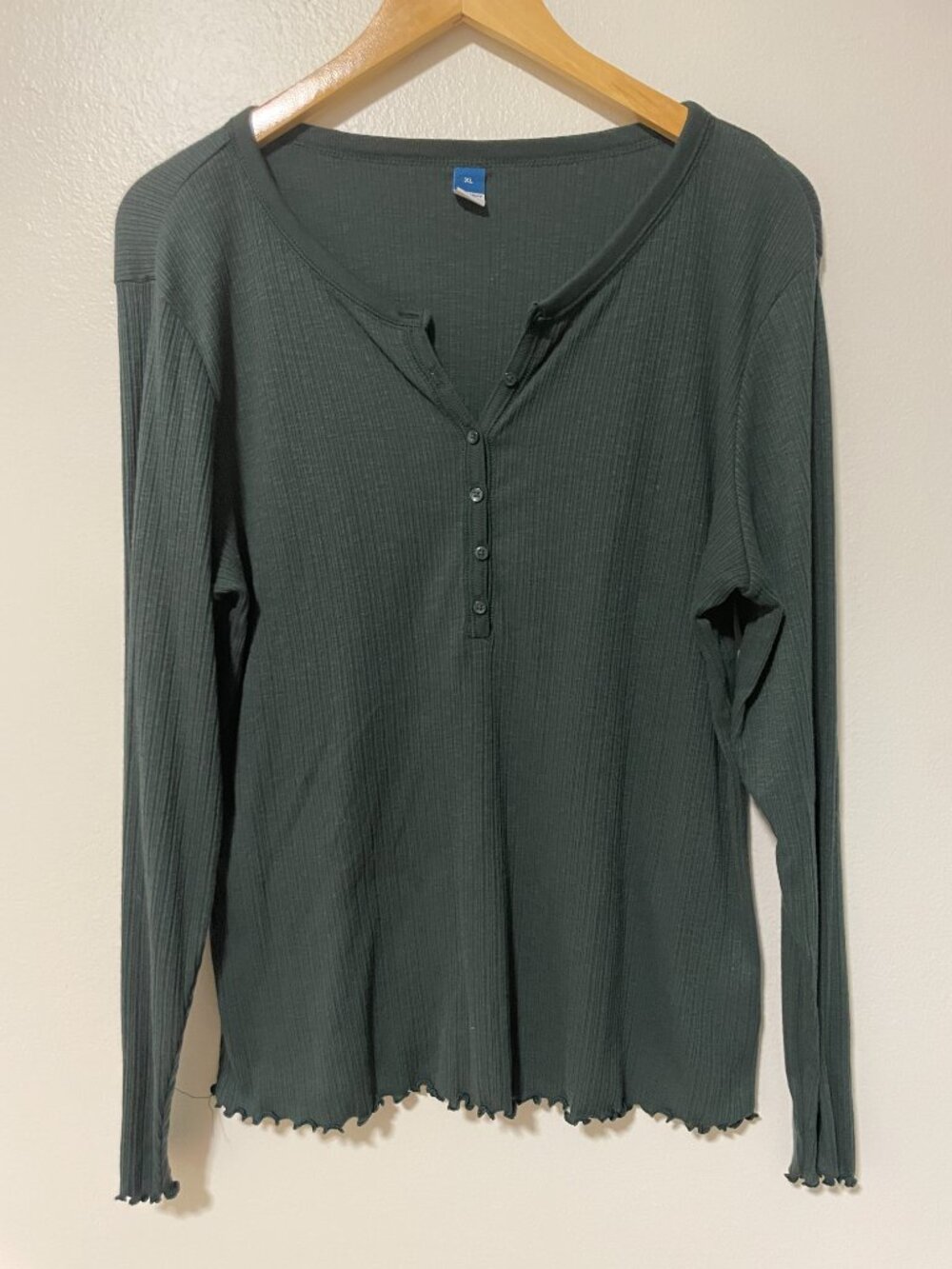Old Navy Ribbed Long Sleeve Henley Top XL Lettuce Hem Knit Shirt‎ Green Ruffle